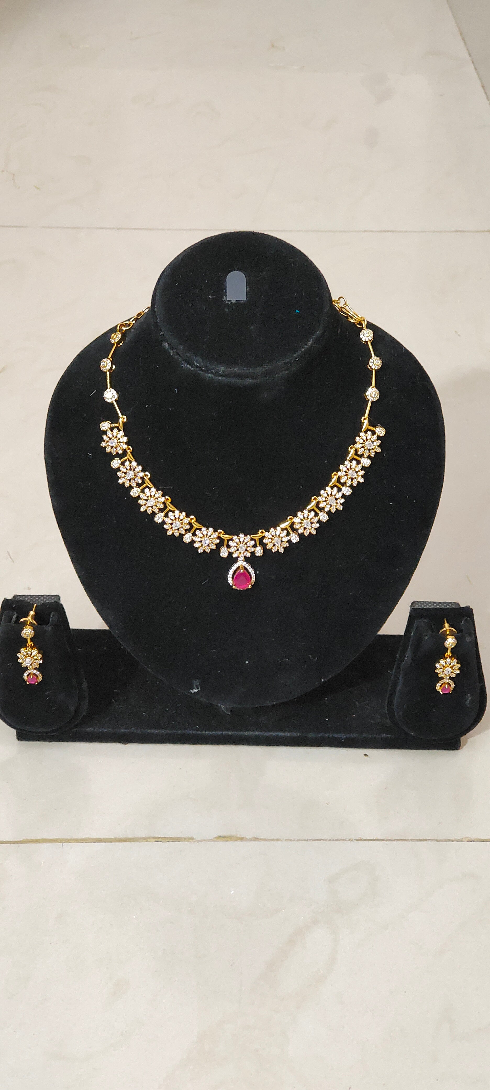 GOLD WHITE STONE AND RUBY PINK NECKSET